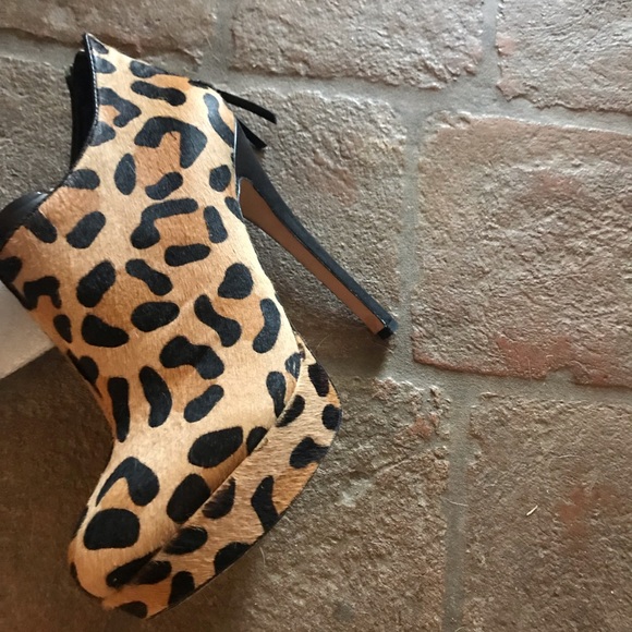 House of Harlow Natalia leopard haircalf booties - Picture 3 of 4